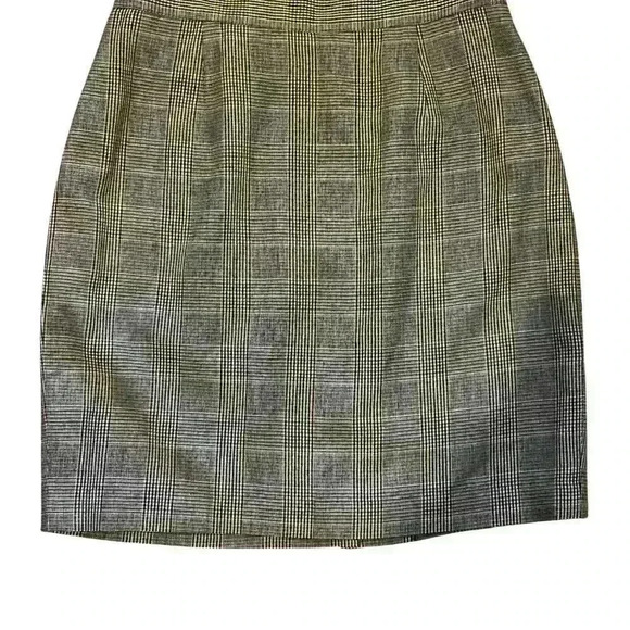 Vintage Banana Republic Size Ten Plaid Skirt with zipper and button Size 10 - Picture 5 of 6